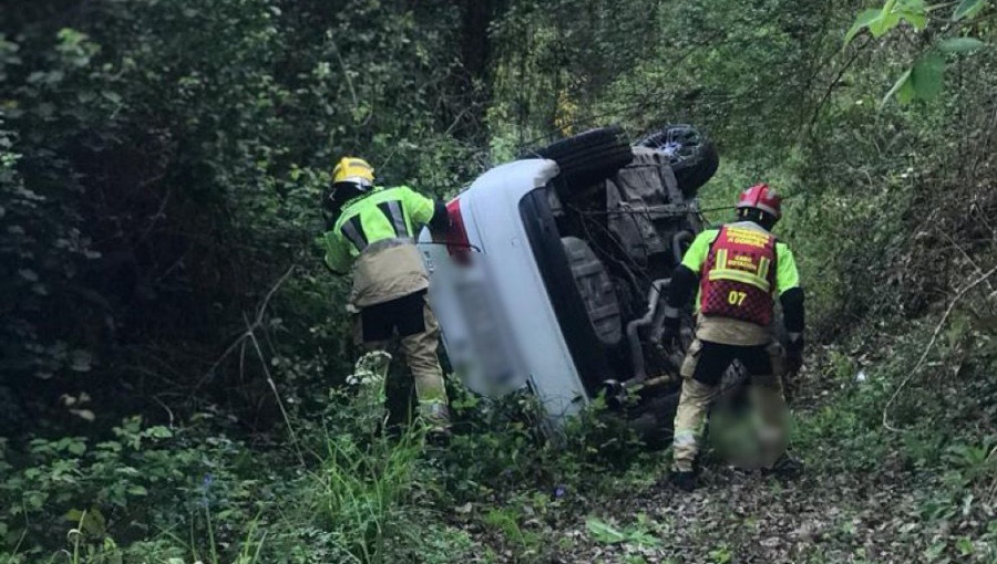 Localizan al conductor que abandonó su coche tras caer por un terraplén en Betanzos