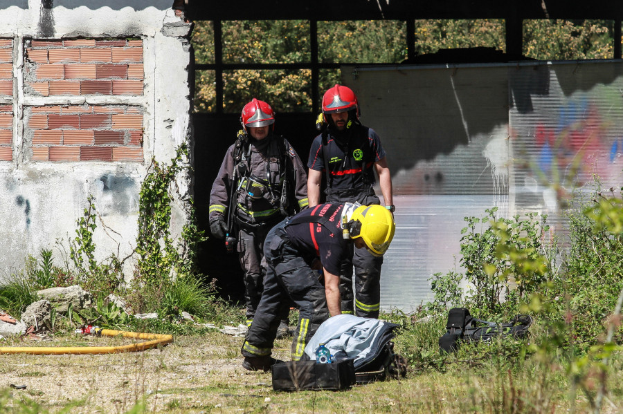 Un incendio asola la mitad de una nave abandonada en Maianca