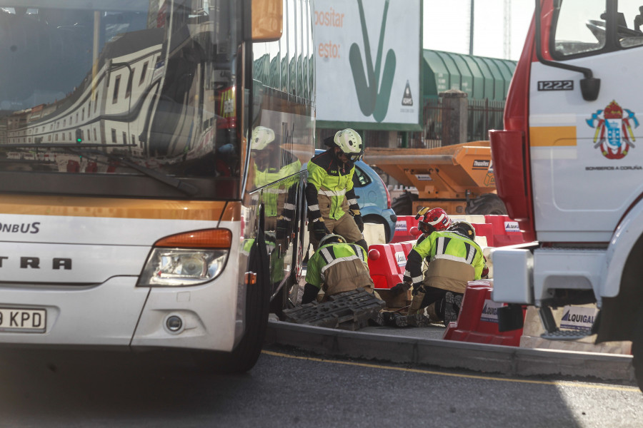 Un autobús se queda atrapado durante dos horas en la rotonda de la Casa del Mar de A Coruña