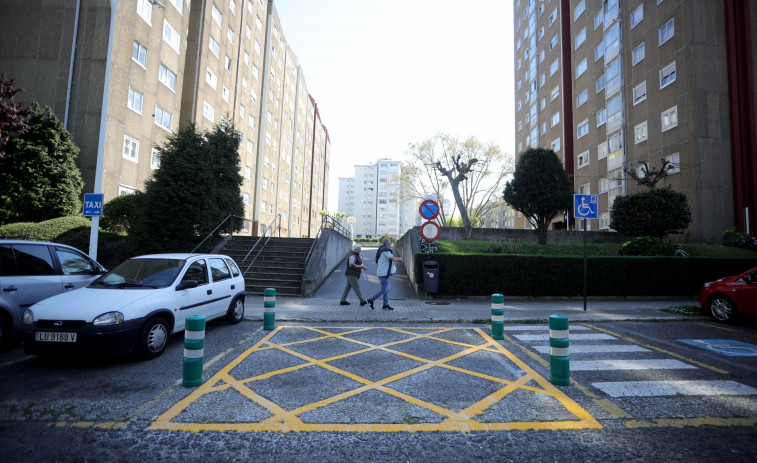 El Ayuntamiento de A Coruña pone coto al aparcamiento ‘salvaje’ de la plaza del escultor Mon Vasco