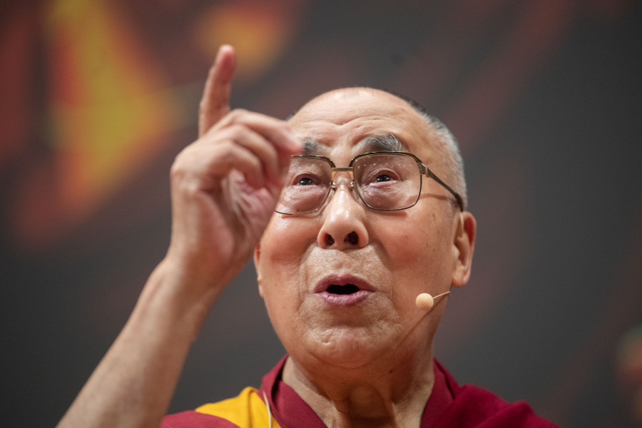 El Dalai Lama reaparece en una cumbre budista tras el vídeo del escándalo