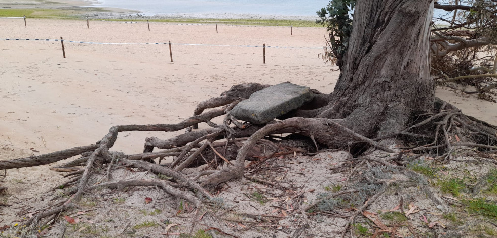 Oleiros se niega a retirar unos escombros de la playa de Santa Cristina que exige el Gobierno