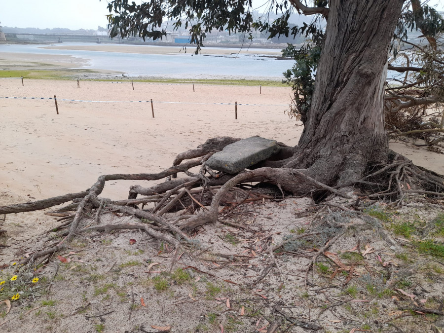 Oleiros se niega a retirar unos escombros de la playa de Santa Cristina que exige el Gobierno