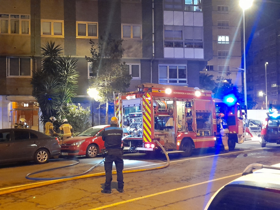 Vecinos de O Ventorrillo evacúan su edificio por un incendio a medianoche