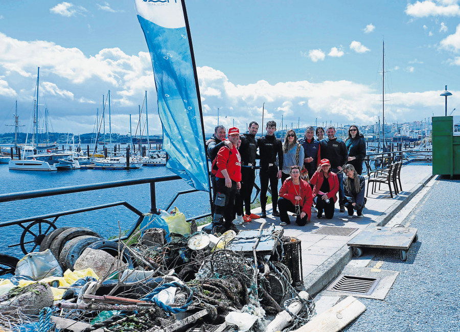Voluntarios y submarinistas retiran 840 kilos de basura bajo las aguas del Dique de Abrigo