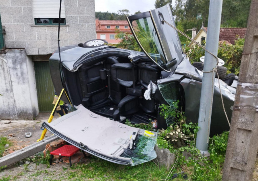 Dos personas rescatadas en un accidente grave en Caldas