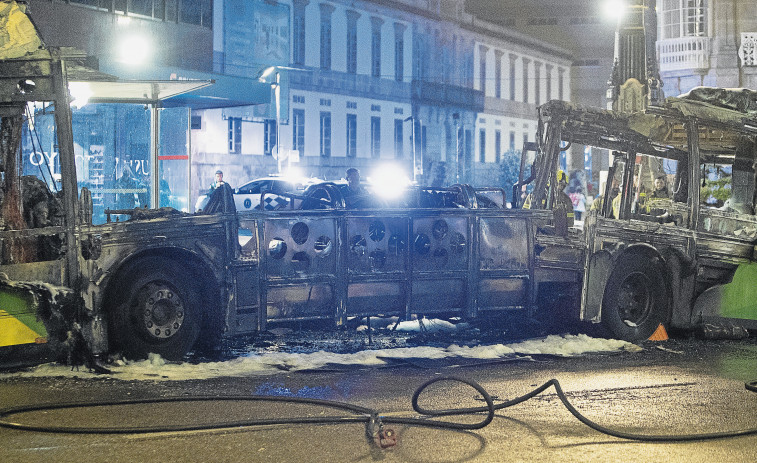 Investigan dos incendios provocados en sendos buses urbanos en Vigo