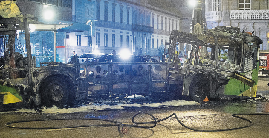 Investigan dos incendios provocados en sendos buses urbanos en Vigo