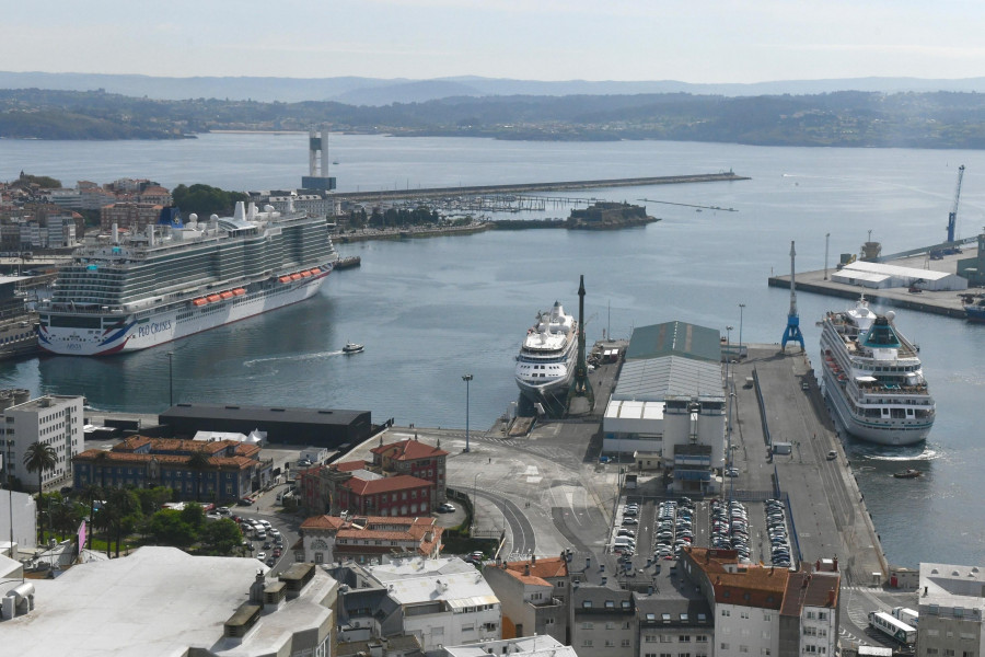 Más de siete mil cruceristas llenan el centro de A Coruña