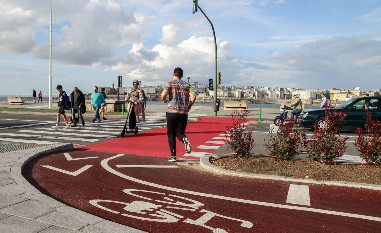 El carril bici cruza el Paseo Marítimo para unirse a los otros tramos de la ciudad