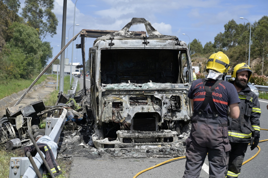 Arde un camión que circulaba por la Tercera Ronda