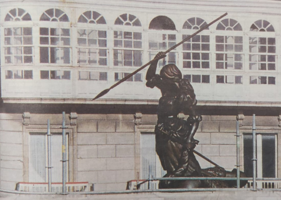 Hace 25 años: Instalación de la estatua de María Pita en la plaza del Ayuntamiento de A Coruña