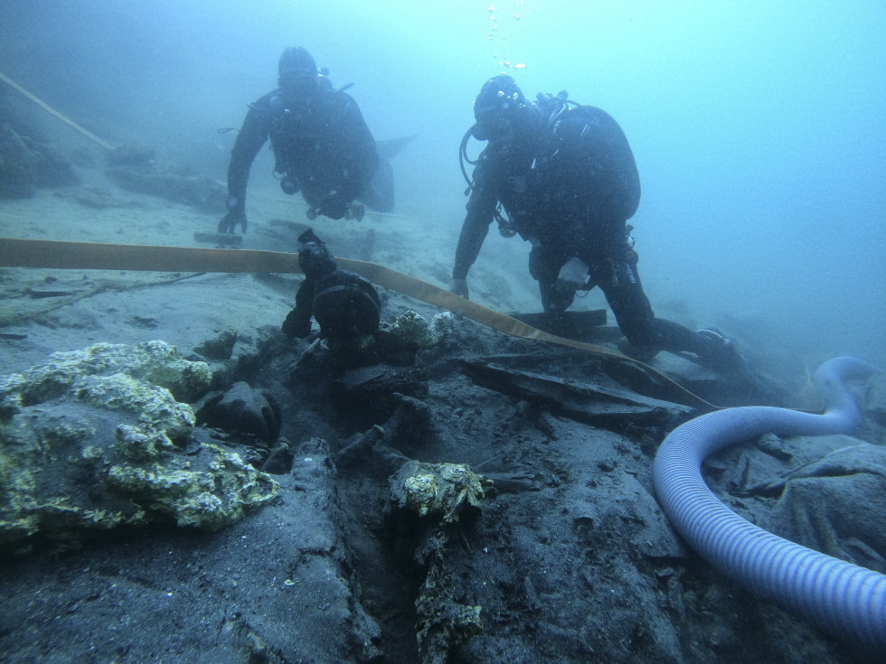 Rabajos de excavación arqueológica del galeón hundido hallado en aguas de Pasaia