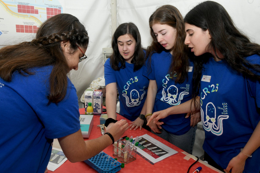 El Día de la Ciencia en la Calle llena Santa Margarita pese al chaparrón