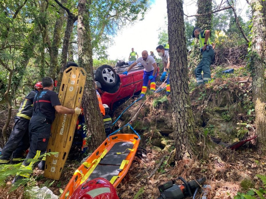 Fallece una persona y otras dos resultan heridas en un accidente en Arnoia