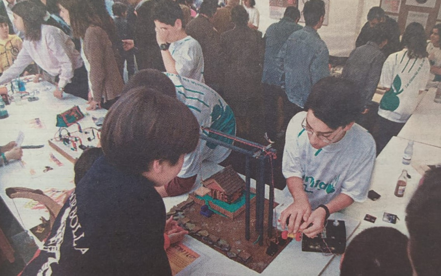 Hace 25 años: Los niños celebran el Día de la Ciencia y los vándalos se ensañan con el Paseo de A Coruña