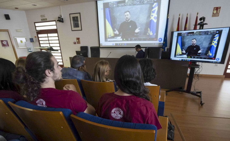 Zelenski anima a universitarios gallegos a ser valientes y no renunciar nunca a libertad