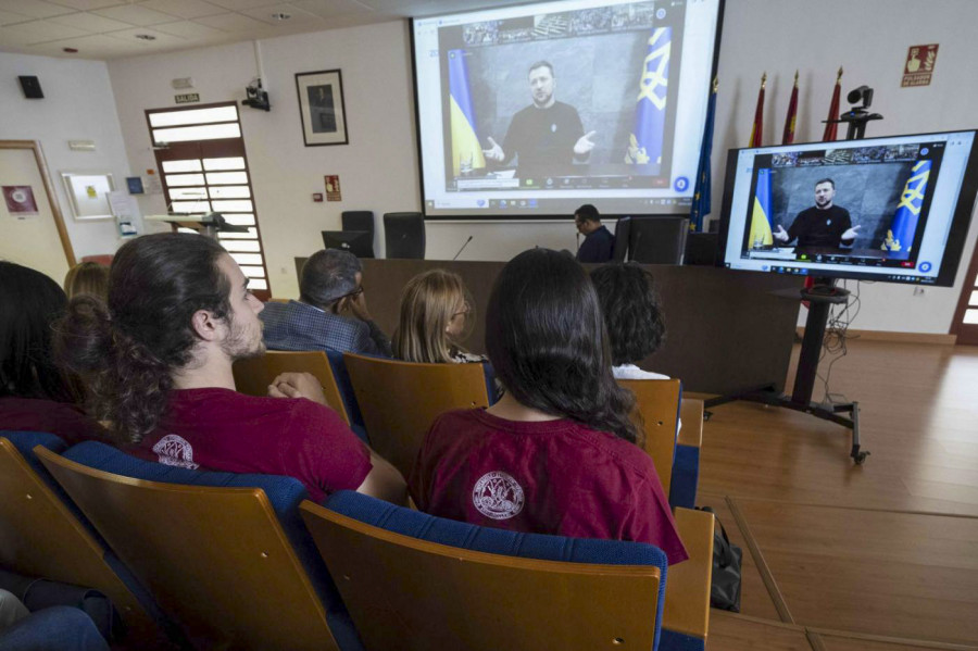 Zelenski anima a universitarios gallegos a ser valientes y no renunciar nunca a libertad