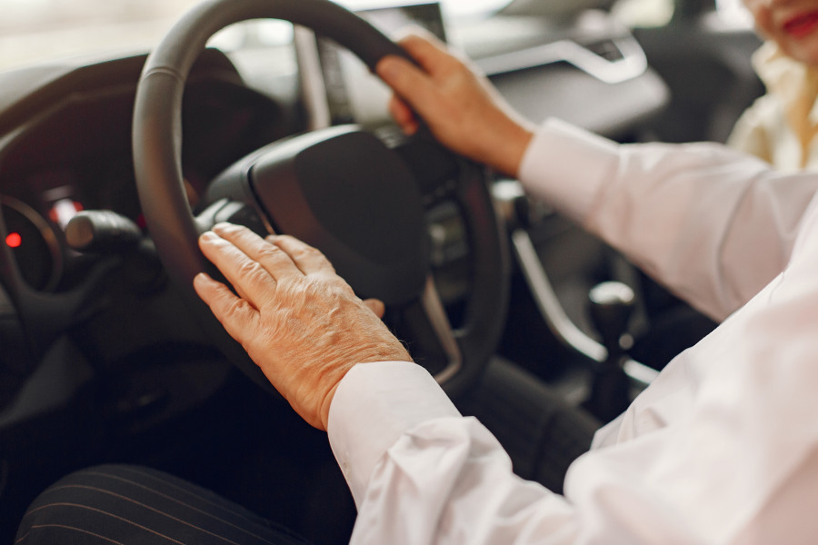 ¿Habría que fijar un límite de edad al volante?