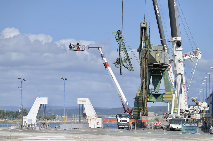 Una de las históricas grúas del muelle de Calvo Sotelo dice adiós