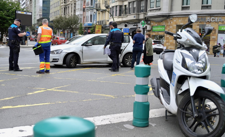 Trasladada una mujer tras una colisión en la plaza de Pontevedra