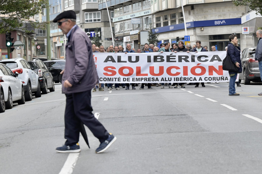 Los trabajadores de Alu Ibérica cortan el tráfico en Juan Flórez