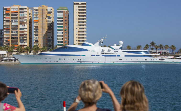 Atraca en el Puerto de Málaga Yas, uno de los megayates más exclusivos del mundo