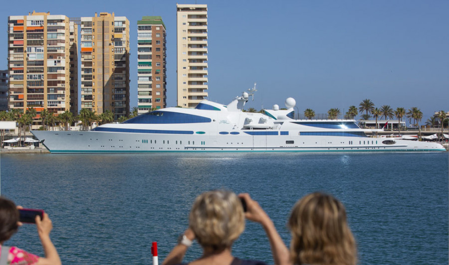 Atraca en el Puerto de Málaga Yas, uno de los megayates más exclusivos del mundo