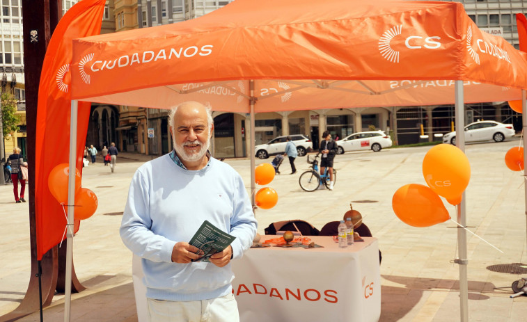 Moinelo (Ciudadanos) presenta su programa en la explanada de O Parrote