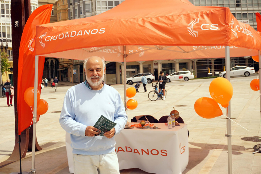 Moinelo (Ciudadanos) presenta su programa en la explanada de O Parrote