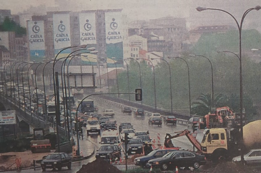 Hace 25 años: Atasco de cinco kilómetros en A Coruña y plan contra el chabolismo