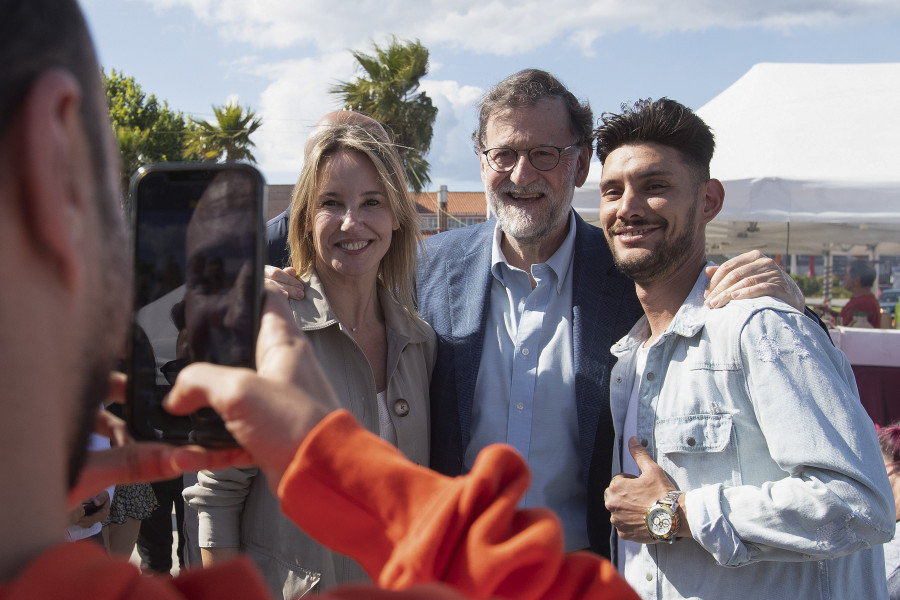 Rajoy afirma que Bildu “está cogobernando” con el PSOE y que eso también se vota el 28-M