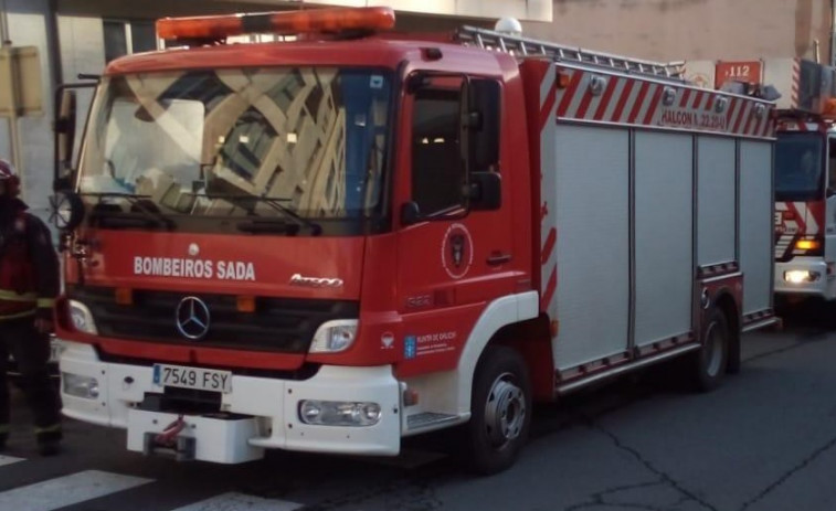 Un incendio en un taller de Sada calcina un coche y afecta a otros seis turismos