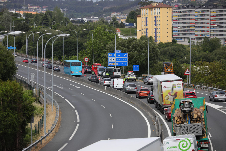 Cortado un carril de la AP-9 a la altura de Cambre debido a un accidente