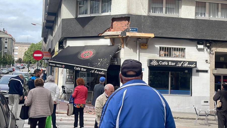 Una caída de cascotes hunde el toldo de un bar de O Ventorrillo