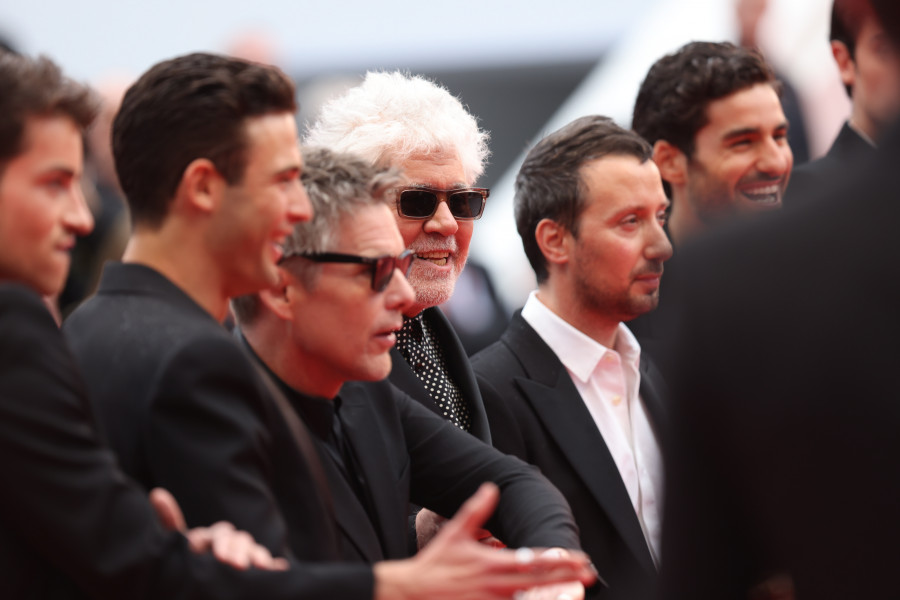 Los hombres de Almodóvar disparan en la alfombra roja de Cannes