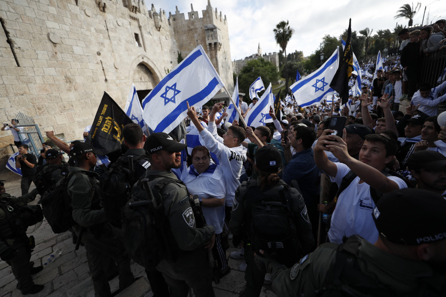 Los ultranacionalistas israelíes marchan para conmemorar la toma de Jerusalén Este en un día tenso