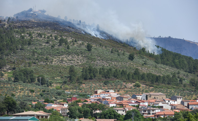 El operativo de extinción se muestra optimista ante la evolución del fuego en Las Hurdes