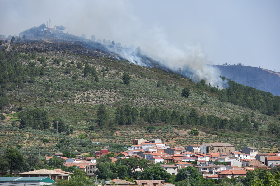 El operativo de extinción se muestra optimista ante la evolución del fuego en Las Hurdes