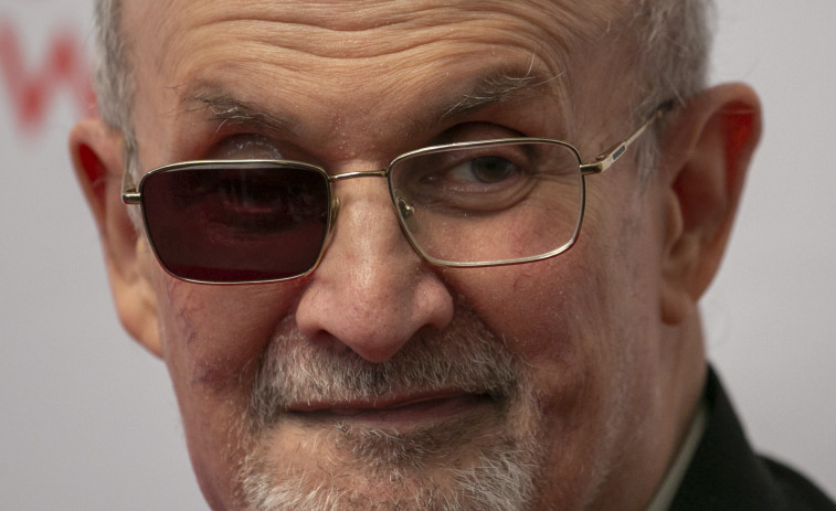 Salman Rushdie es ovacionado al aparecer por sorpresa en Nueva York