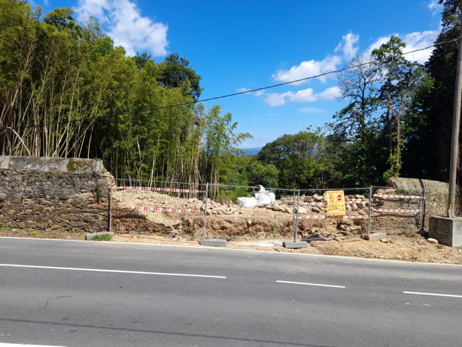 Inician la reparación del muro del pazo de Meirás que derribó un árbol en octubre de 2022