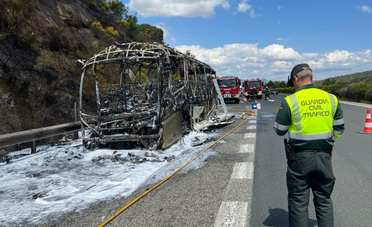 Arde sin heridos un autobús con 55 personas que volvían de un partido en Navarra