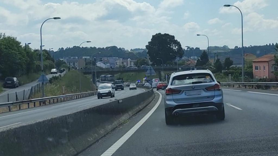 Retenciones en la AP-9 a su paso por Culleredo tras precipitarse una persona desde un paso elevado