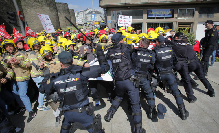 Cargas policiales en Lugo en la protesta de bomberos de consorcios provinciales