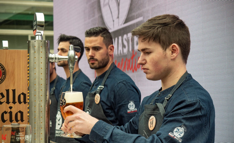 Los hosteleros gallegos del futuro ponen a prueba su destreza en el servicio de cerveza