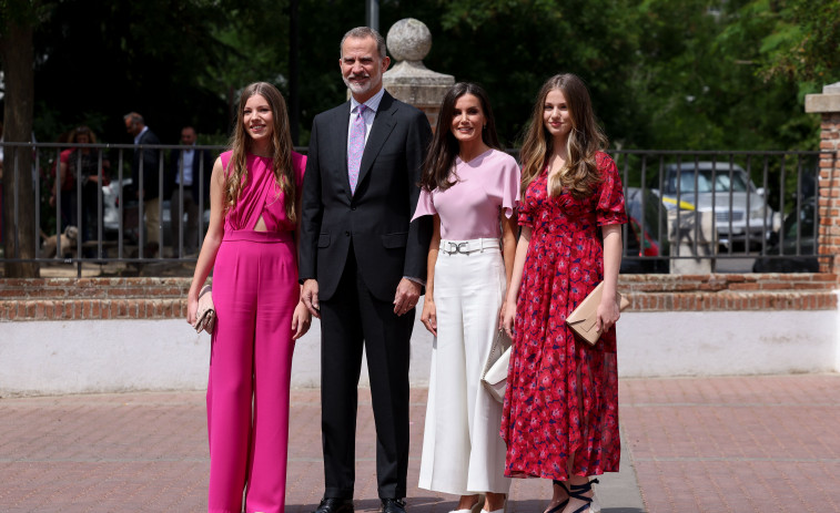 La infanta Sofía llega a su confirmación, en la que Felipe VI ejerce de padrino