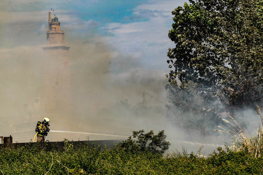 Sofocan un incendio en las proximidades de la Torre de Hércules