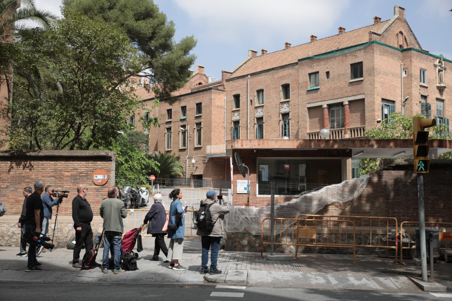 Un muerto y una herida tras chocar un camión contra un muro del Hospital de Sant Pau