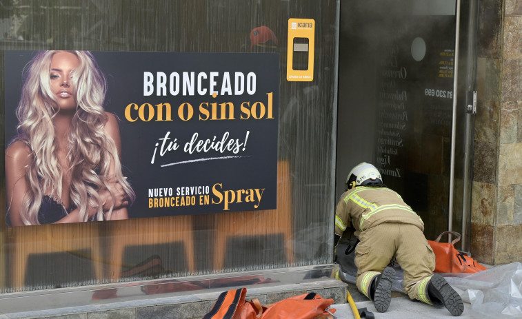 Estalla una cabina de bronceado en la avenida de Fernández Latorre