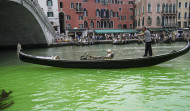 El agua del Gran Canal de Venecia se tiñe de un misterioso verde fluorescente